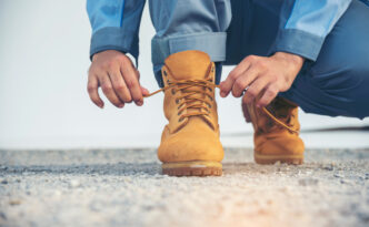 ブーツの靴紐を結ぶ人